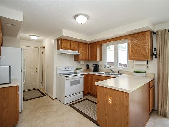 4th image of 421 Burch Farm Dr