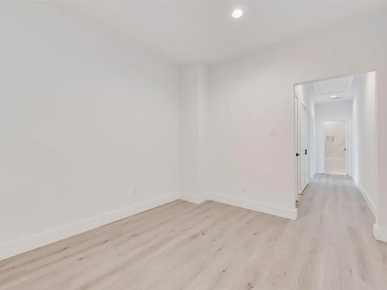 2330 Fairfax Dr — Photo 7