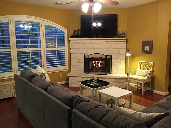 Living Room w Fire Place