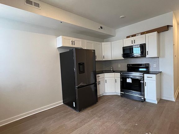4th image of 648 W Rockland St Floor 2