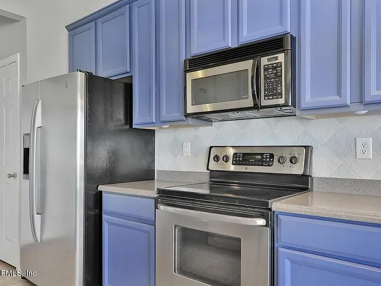 11225 N Castlemain Cir — Photo 15