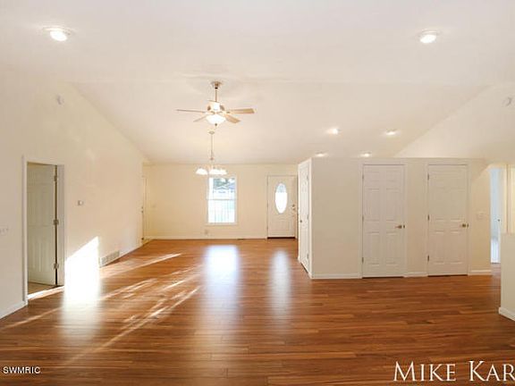 3rd image of 15131 Jasmin Ct