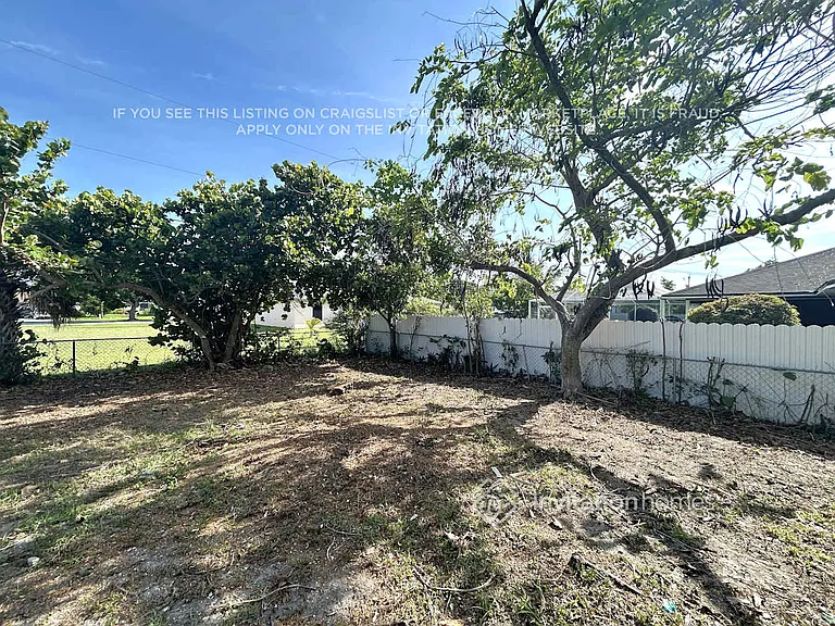 228 SE 27th Ter — Photo 12