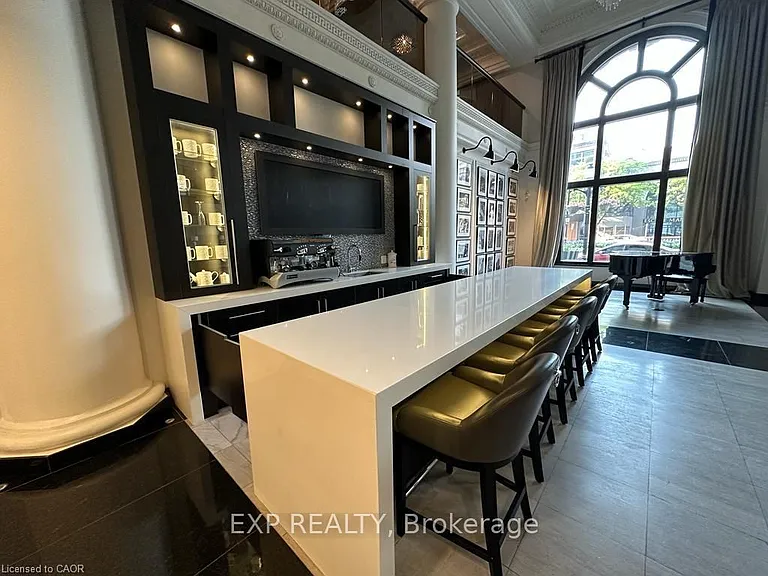 118 King St E #718 — Photo 6