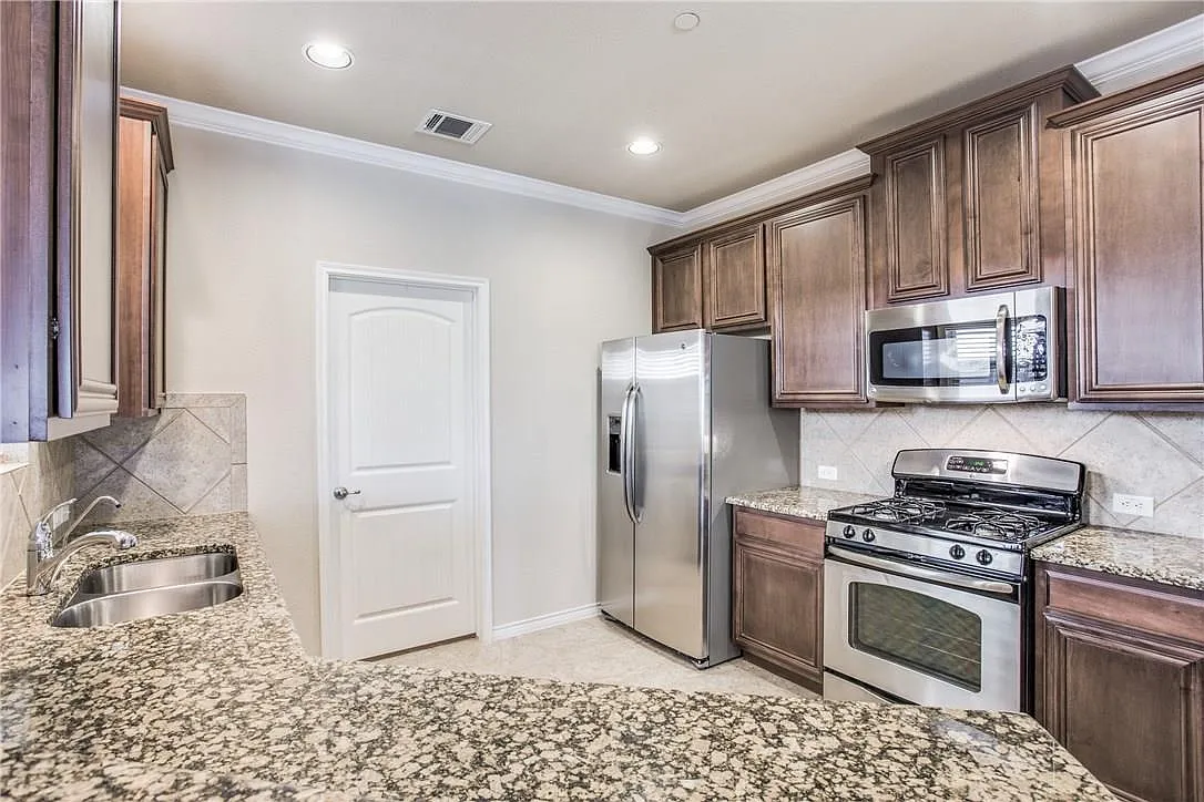 2 bed, 1926 sqft, $2,500 — Photo 2