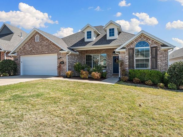 2704 N Grey Squirrel Dr, Fayetteville, AR 72704