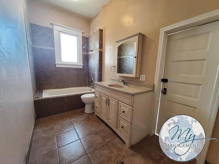 4 bed, 1.0 bath, 1400 sqft, $1,300 — Photo 19