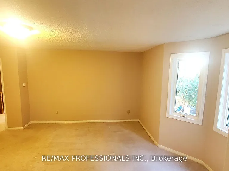 2545 Addingham Cres — Photo 32