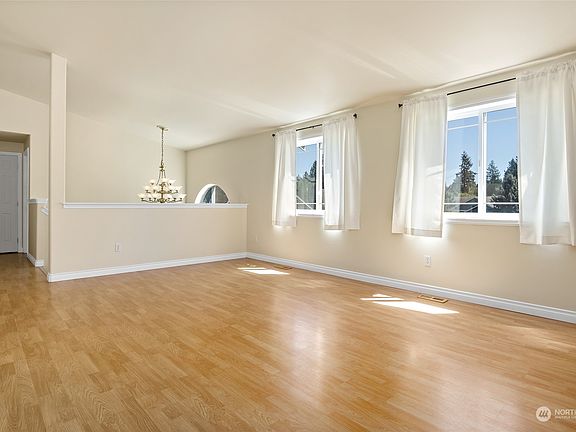 4th image of 16518 84th Avenue Ct E