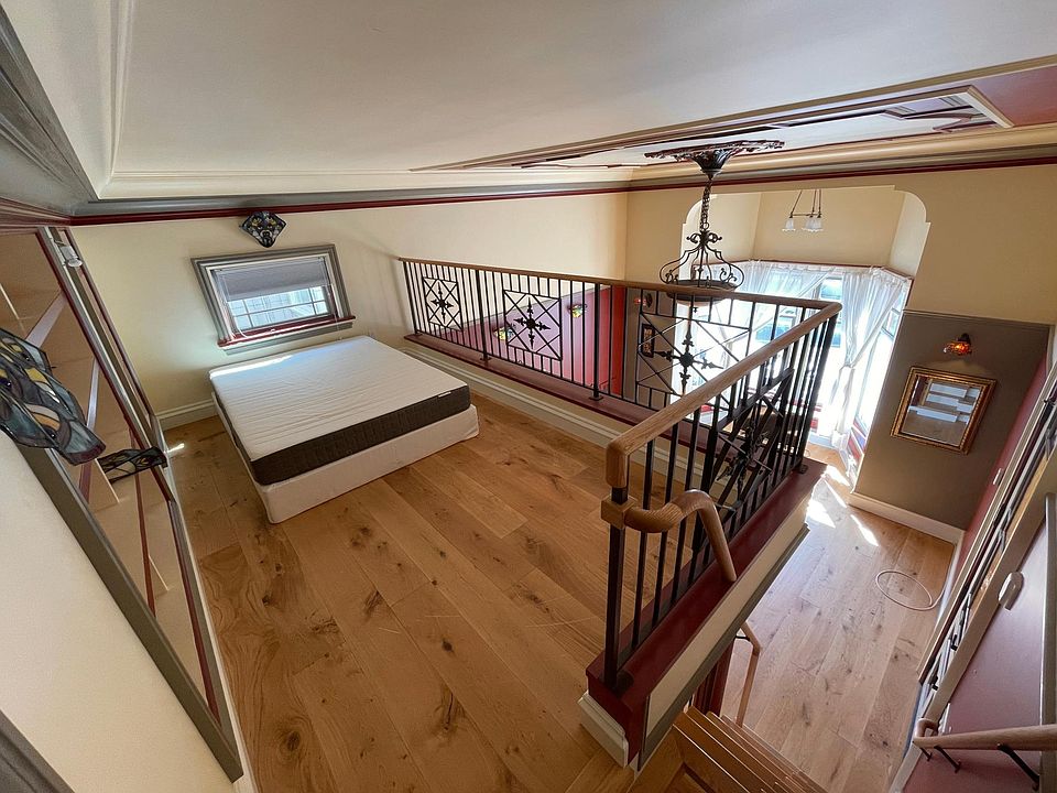 Living room loft, perfect as guest room or work space with ample light