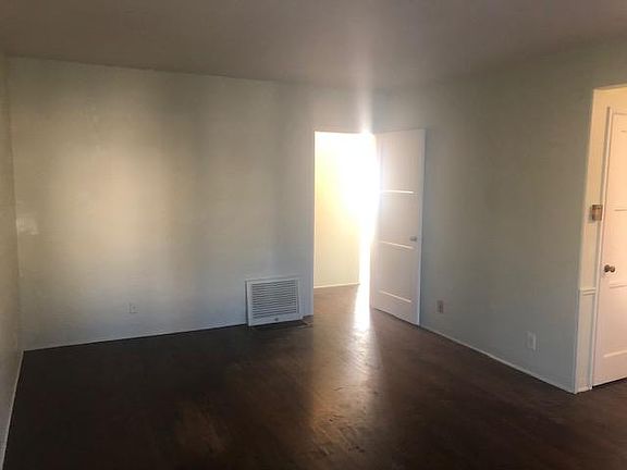 3rd image of 830 W Glenoaks Blvd