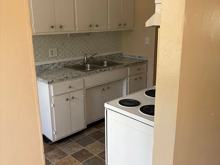 1015 York Ave — Photo 26