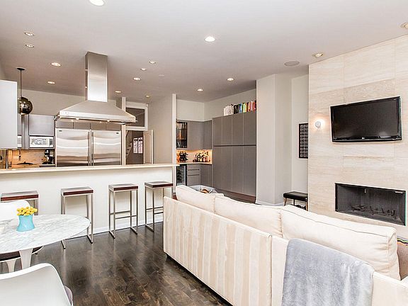 2nd image of 1722 N Winchester Ave #1