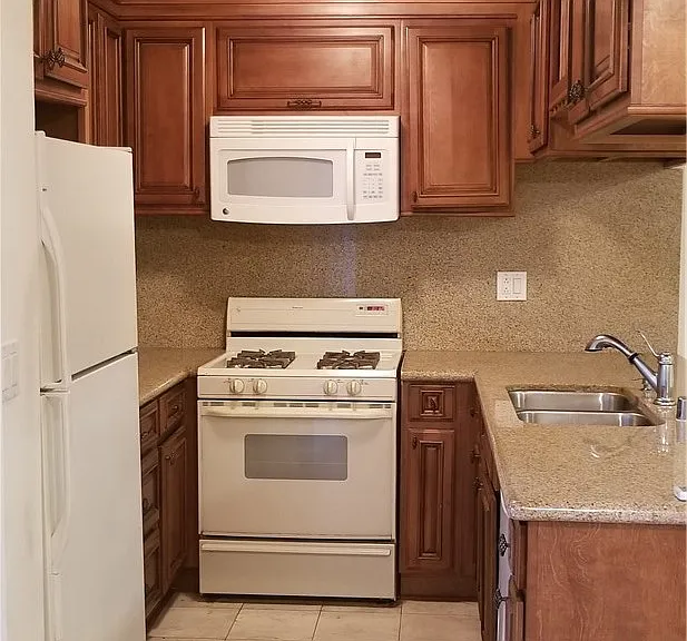 18530 Hatteras St #102 — Photo 2