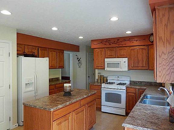 5th image of 132 Bradford Square Dr