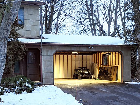 Large private use garage/entrance