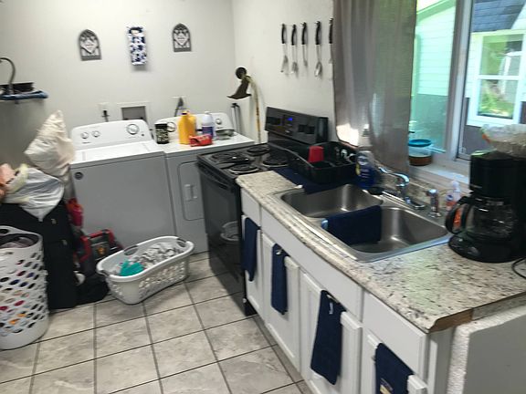 4th image of 879 1/2 Hanna Dr