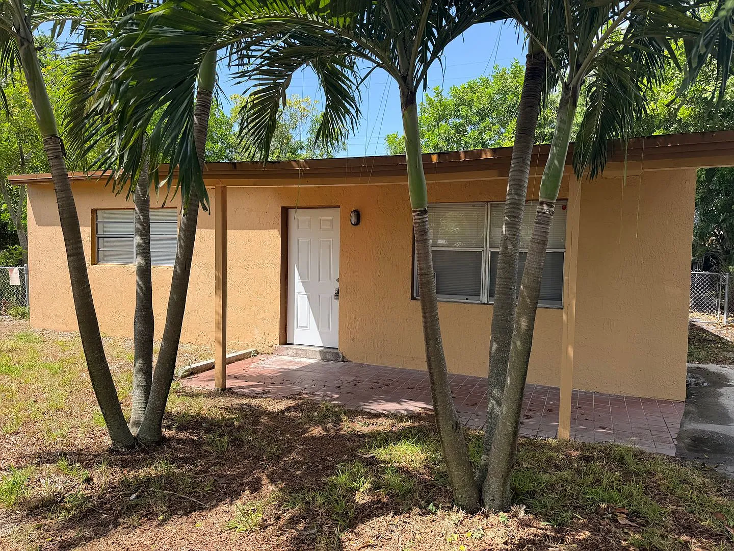 Available 3/2 home with updated bathrooms. — Photo 2