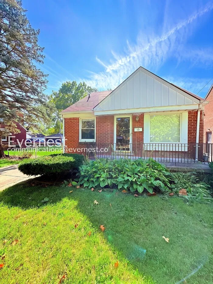 3 bed, 1.0 bath, 950 sqft, $1,300 — Photo 2