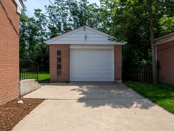 4th image of 731 Deerpath Dr N