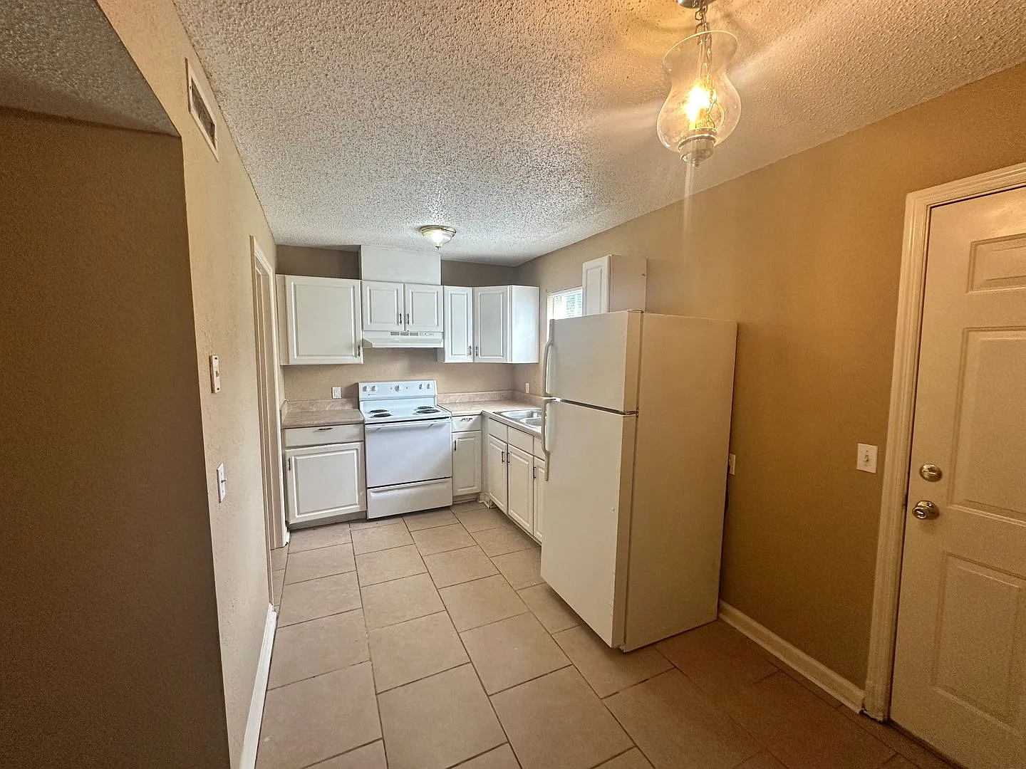 2BD/1.5B Apartment in Adel — Photo 2