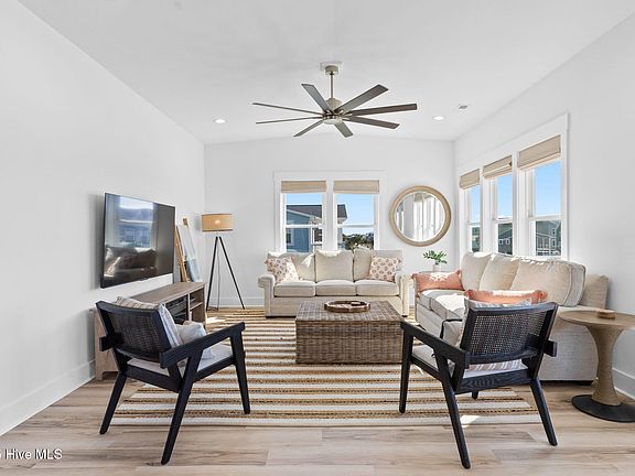 3rd image of 510 W Dolphin Drive