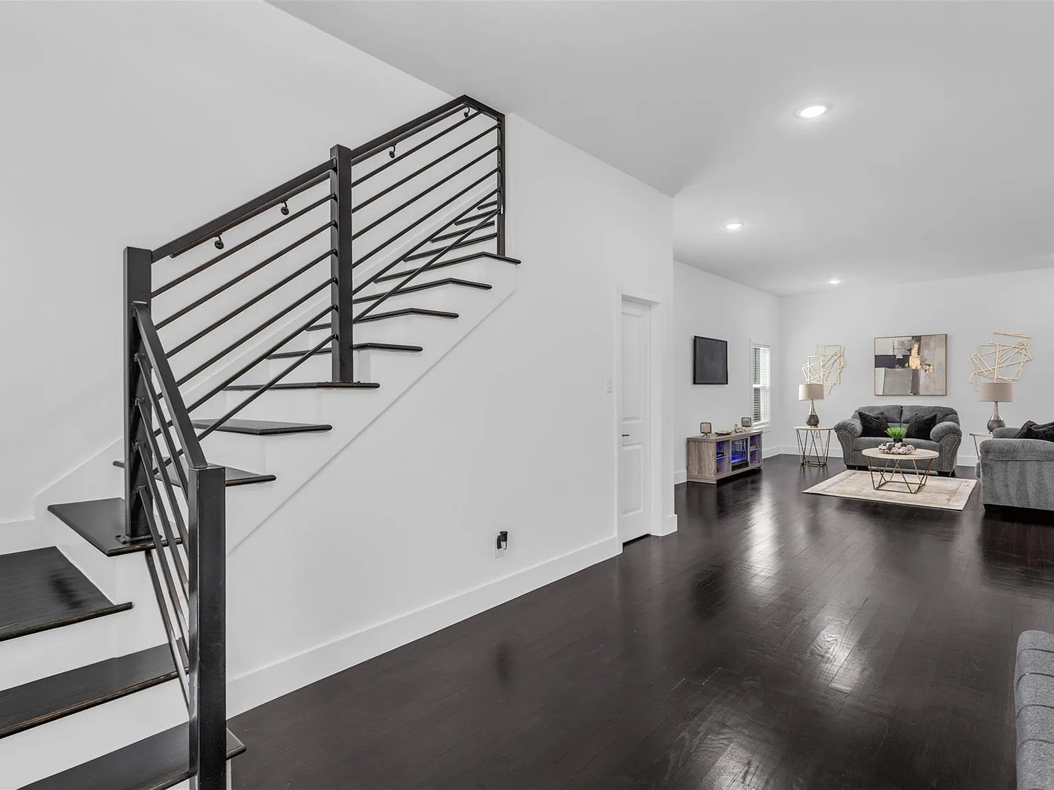 3 bed, 2901 sqft, $4,200 — Photo 4