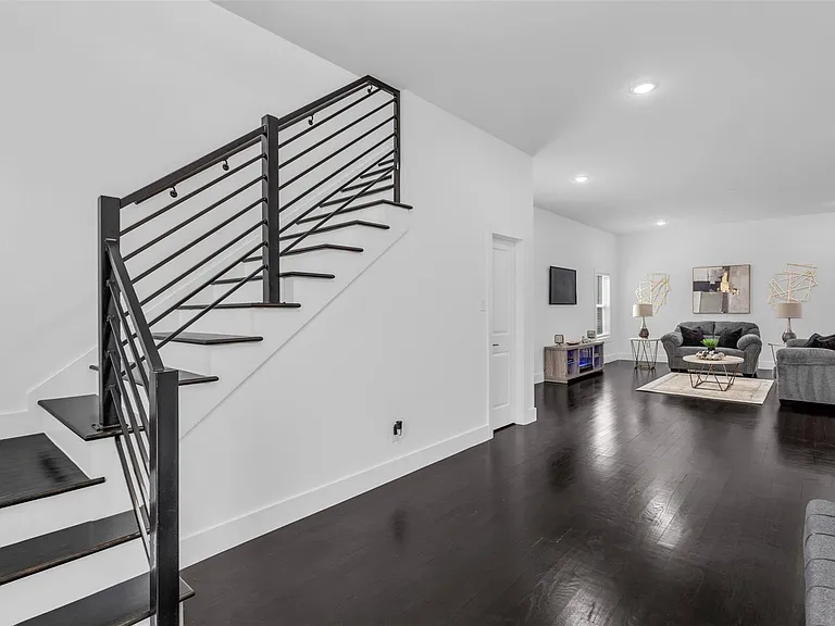 407 Dubois Ave — Photo 4