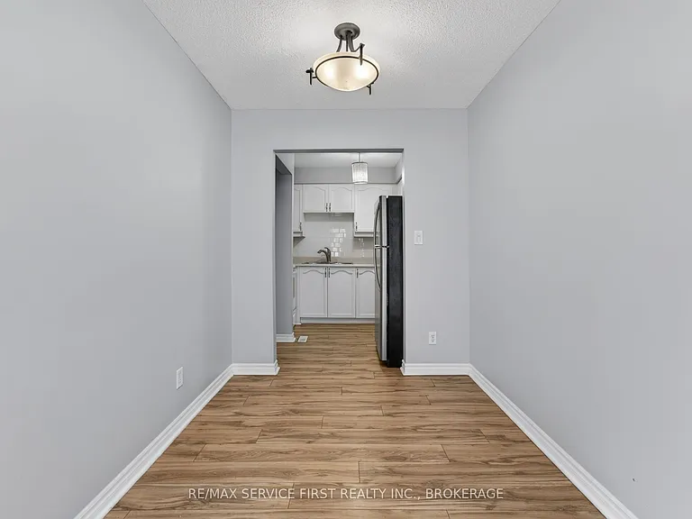 877 Muirfield Cres — Photo 12