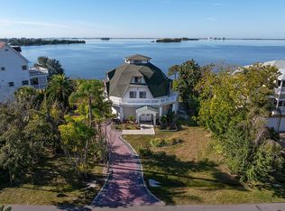 1074 Point Seaside Dr, Crystal Beach, FL 34681