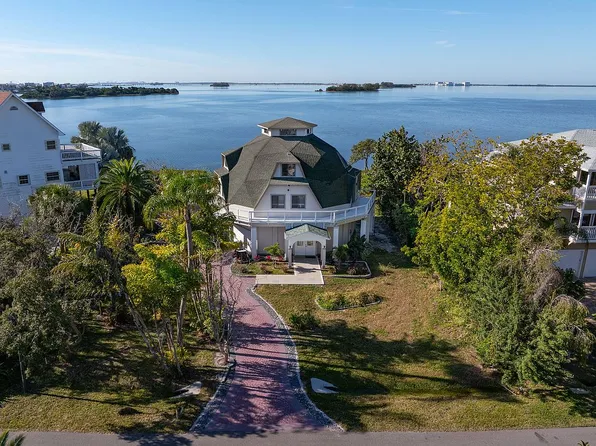 1074 Point Seaside Dr, Crystal Beach, FL 34681