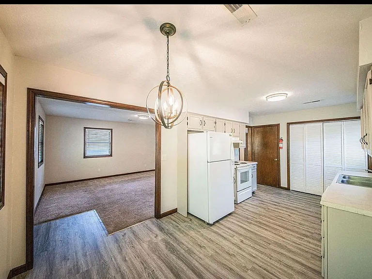 830 Sanders Ave — Photo 11
