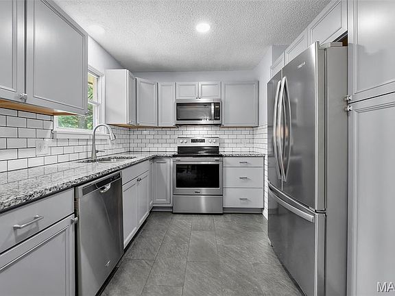 4th image of 501 Louise St