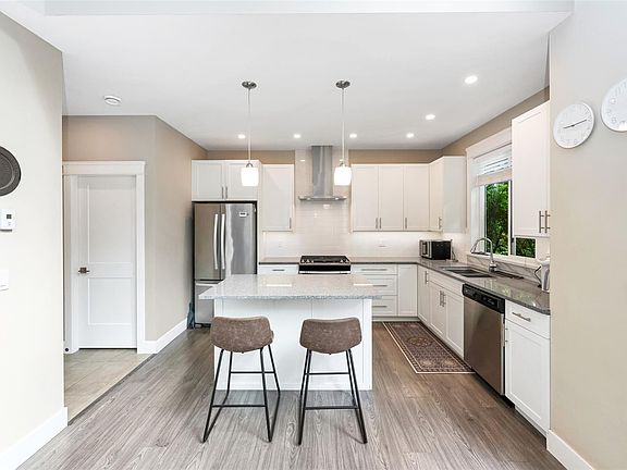 5th image of 2466 Blairgowrie Rd