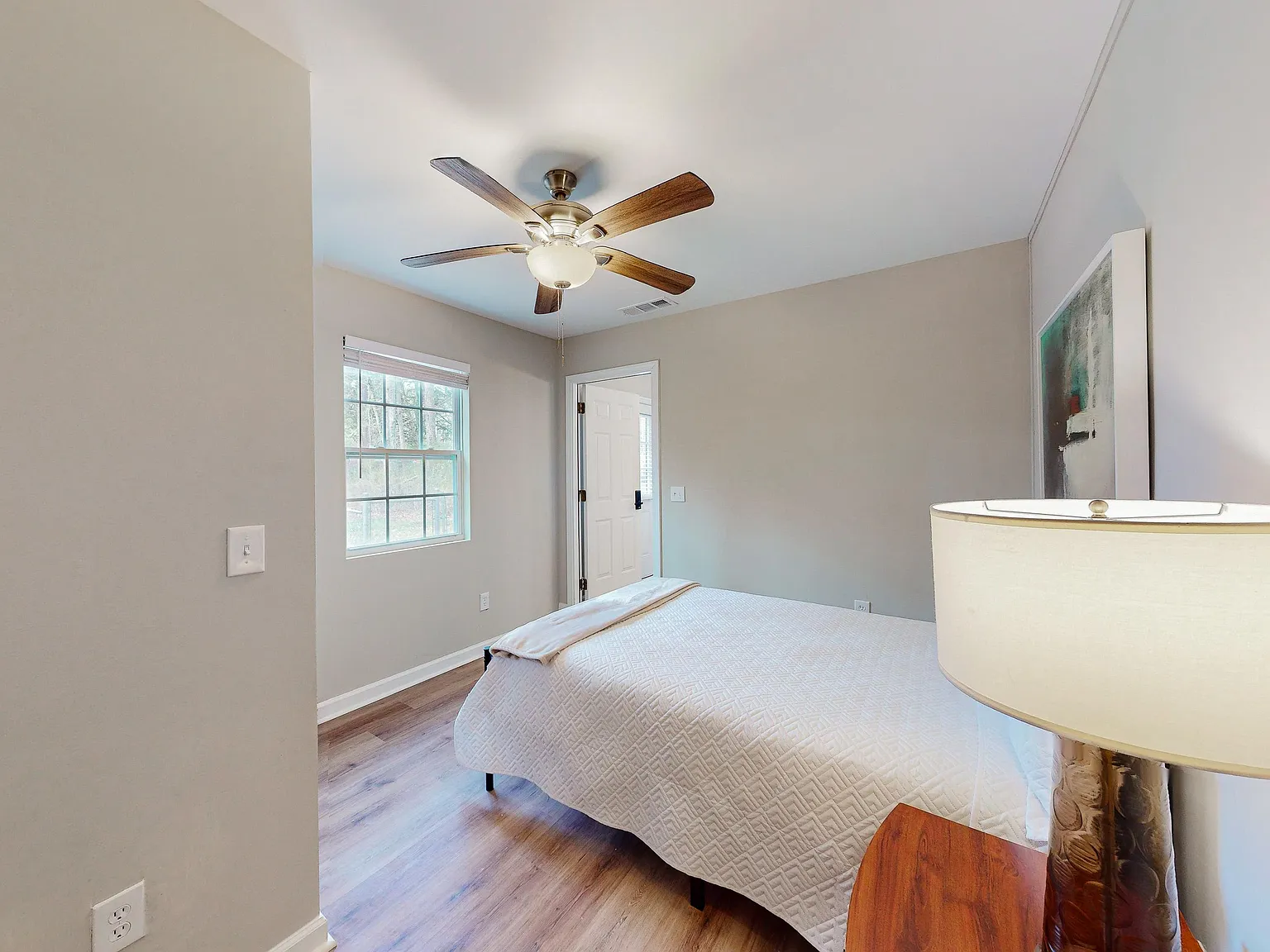 4 bed, 2.0 bath, 1560 sqft, $910 — Photo 2