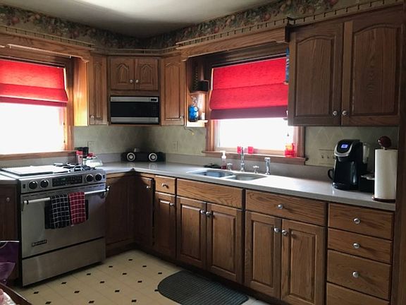 3rd image of 415 E Waterford St