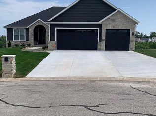 996 Half Moon Ln, Caseyville, IL 62232