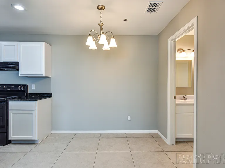 Mercedes Place Apartments — Photo 7