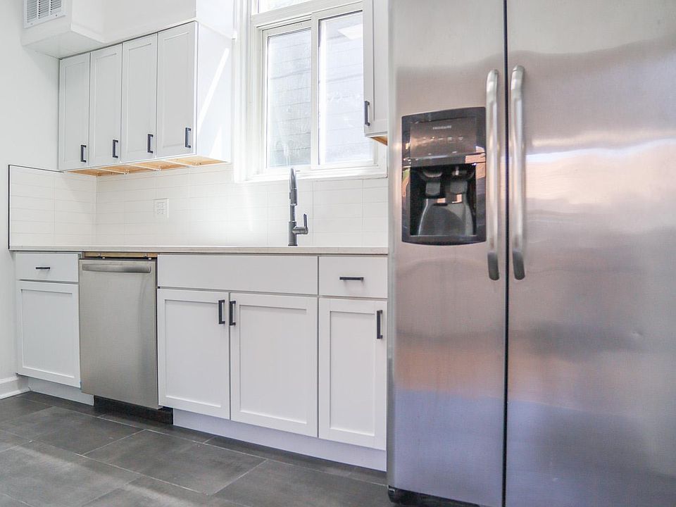 1st image of 3936 N Marshfield Ave APT 1