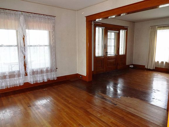 3rd image of 30 E End Ave