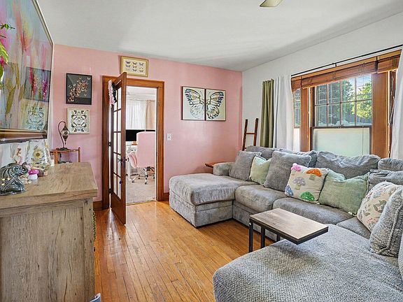 3rd image of 414 Surby Ave