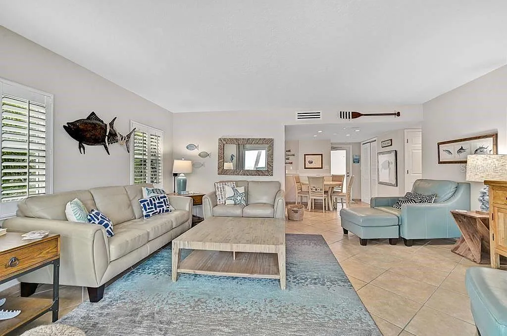 2 bed, 2.0 bath, 1043 sqft, $10,770 — Photo 2
