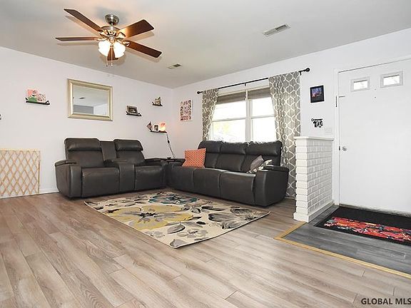 4th image of 11 Deerfield Dr