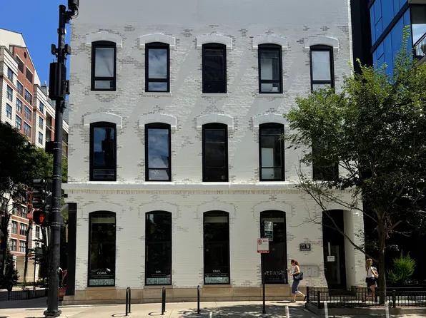 77 W Chestnut St #3B, Chicago, IL 60610