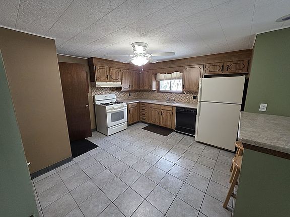 3rd image of 73 Hillwood Dr