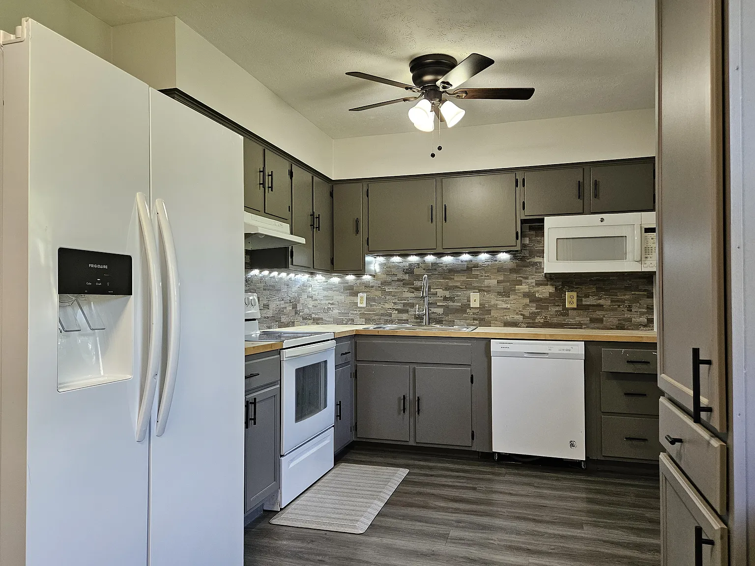 3 bed, 1.5 bath, 1244 sqft, $1,850 — Photo 4