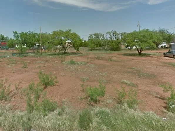 116 Seminole St, Tye, TX 79563