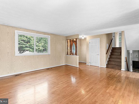 3rd image of 10624 Runaway Ln