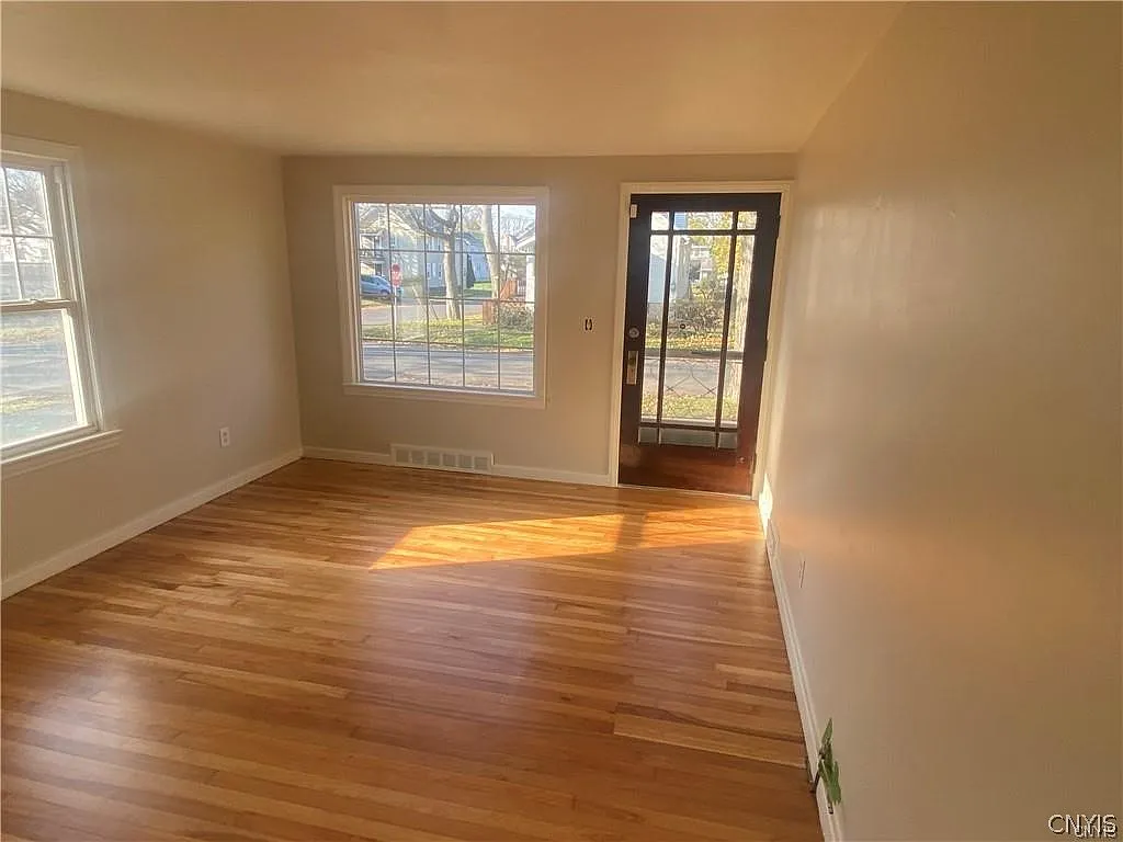 3 bed, 1.0 bath, 1080 sqft, $1,800 — Photo 3