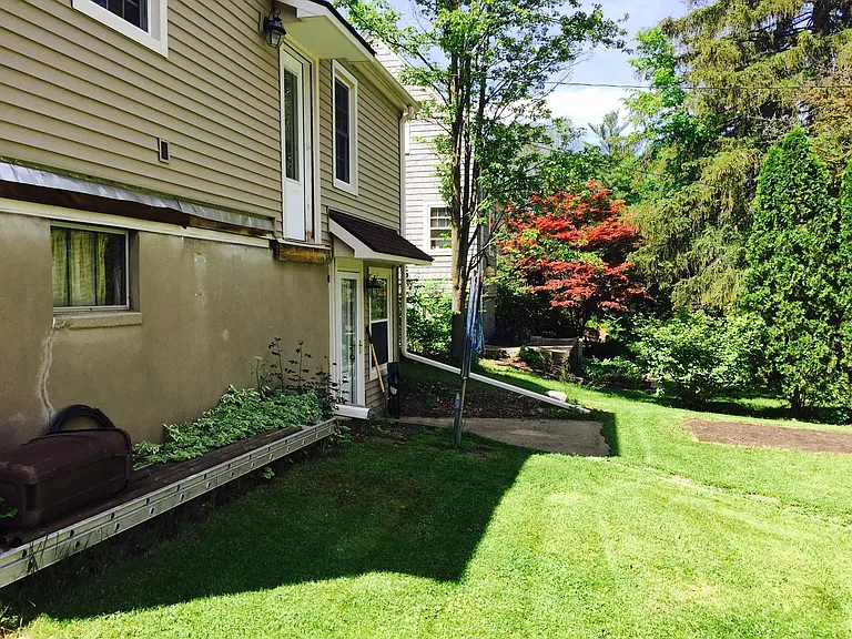 212 Pineridge St — Photo 3